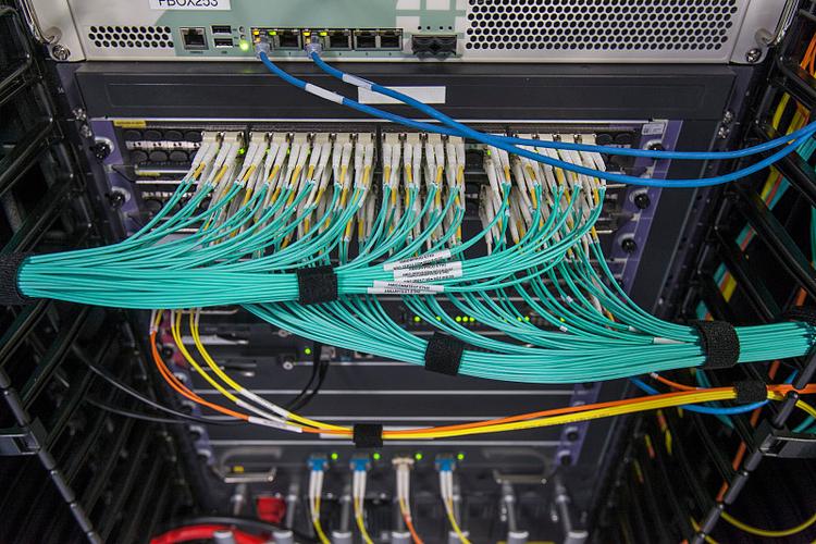 計算機電纜在動漫設(shè)計中的視覺應(yīng)用與素材獲取